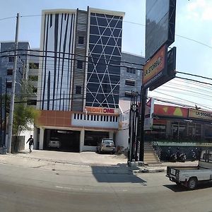 Front One Inn Semarang